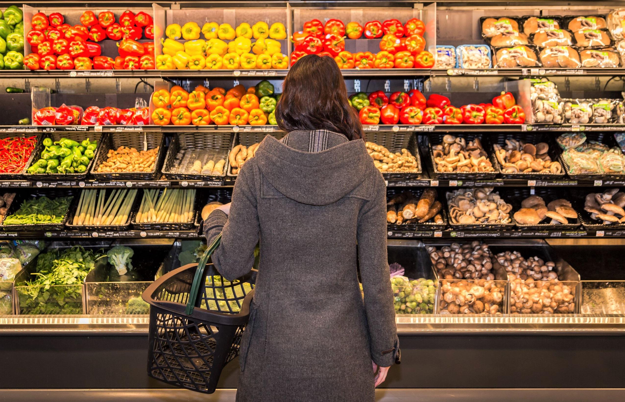一名妇女在超市检查农产品